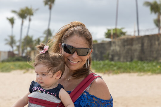 Mulher segurando crian&ccedil;a no colo 