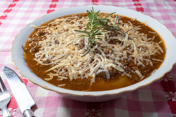Tradicional polenta italiana feita no Brasil com bastante molho e queijo