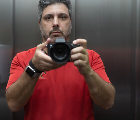 Homem fazendo um auto retrato com camera profissional