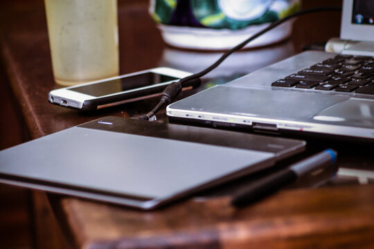se trata del trabajo en home office con pocos recursos para trabajar con solo una laptop y un celular, conectada una tableta de dise&ntilde;o