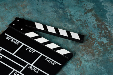 Obraz premium Clapper board with popcorn. Movie concept. Clapperboard on a textural background. Close-up. Copy space.