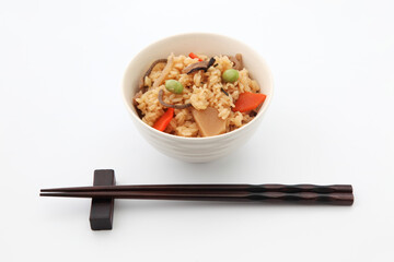 枝豆と筍の炊き込み 五目 おこわ ご飯 箸 白背景
