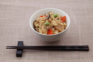 枝豆と筍の炊き込み 五目 おこわ ご飯 箸 テーブル