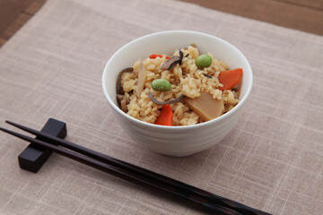 枝豆と筍の炊き込み 五目 おこわ ご飯 箸 テーブル
