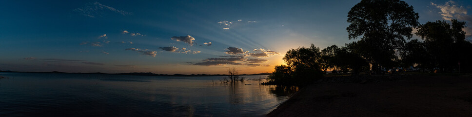 Obraz na płótnie Canvas Sunrise over lake