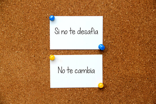 nota blanca en pizarra de corcho con mensaje 
Si no te desaf&iacute;a, no te cambia 