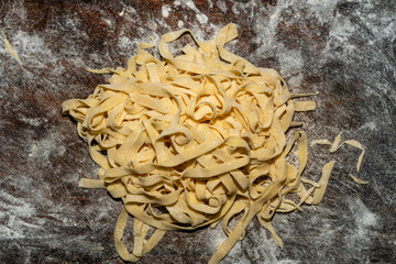 fideos caseros spaguettis frescos con harina y huevo