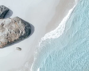 Photo sur Plexiglas Gris Vue de dessus à angle élevé des vagues de la mer effleurant le sable en Australie occidentale DJI