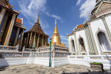 Fototapeta na wymiar Wat Phra Kaew and Grand Palace in sunny day