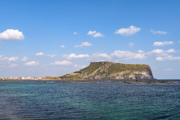 Fototapeta premium 제주도에서 일출로 유명한 성산일출봉