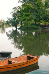 Obraz premium Boats on the lake in summer near the bridge
