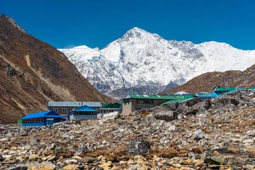 Fotobehang Cho Oyu Cho Oyu-bergpiek, zesde hoogste piek in de wereld achter Gokyo-dorp in Everest-basiskamptrekkingsroute, Himalaya-gebergte in Nepal