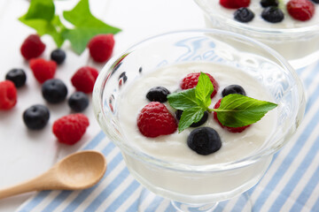 ラズベリーとブルーベリーのヨーグルト