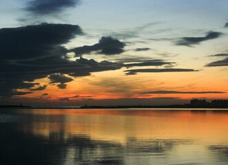 Playa de Cubelles con atardecer de fondo en el mar / Cubelles beach with a sunset in the background and the sea 