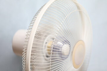 하늘색 배경에  선풍기 가까이 에서