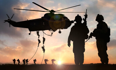 Militaire commando-helikopter voor speciale operatie valt in silhouet in de schemering