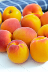 plusieurs abricots sur une table