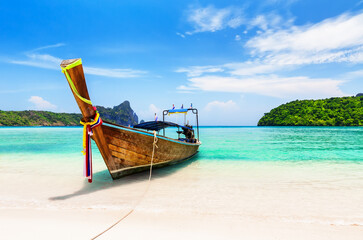 Fototapeta premium Thai traditional wooden longtail boat and beautiful sand beach.