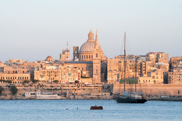Fototapeta na wymiar Barca a vela a Malta