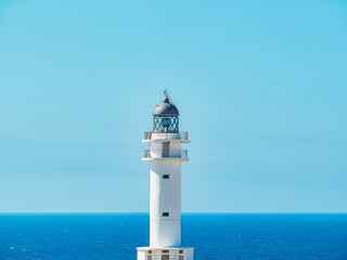 Fototapeta na wymiar Vistas de faro blanco con playa de Formentera de fondo