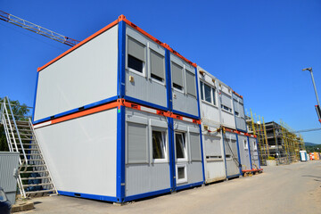 Metallcontainer Modul System auf einer Baustelle