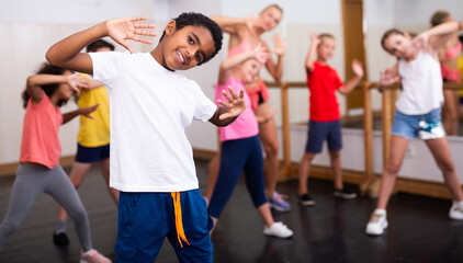 Obraz premium Kids training hip hop in dance studio