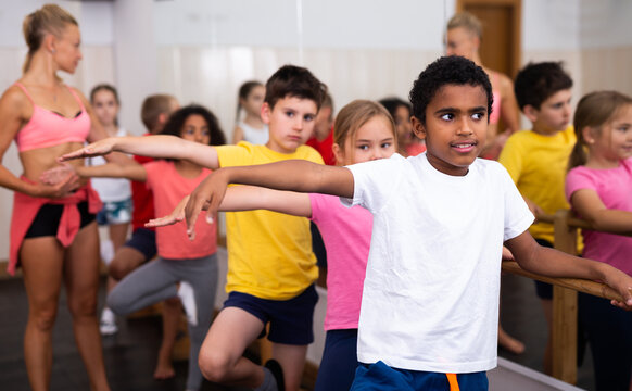 Kids training hip hop in dance studio © JackF