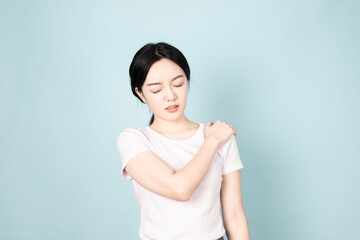 Fototapeta premium A young chinese woman in front of blue background