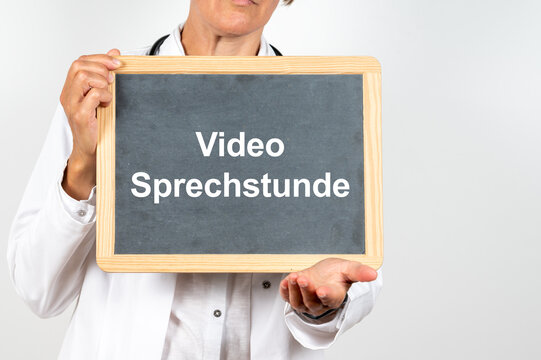 Ärztin mit einer Tafel Video Sprechstunde in der Praxis