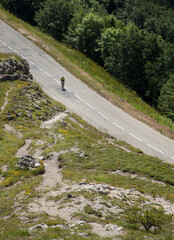Cycliste grimpant en solitaire le col de la Bataille dans le Vercors