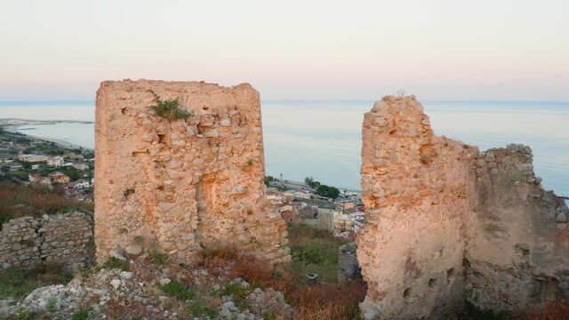 Architettura di antiche mura medievali che si affacciano sul mare