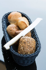Brotkorb mit Brotmesser