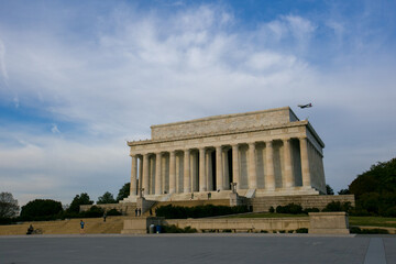 Obraz premium Lincoln Monument photographed against a background of green grass and blue sky. Lincoln Monument in Washington DC