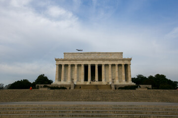 Obraz premium Lincoln Monument photographed against a background of green grass and blue sky. Lincoln Monument in Washington DC