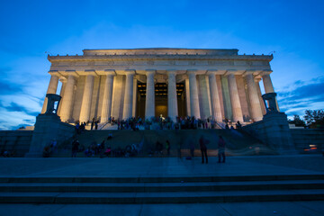 Obraz premium Lincoln Memorial in Washington DC at black time against a beautiful sunset sky