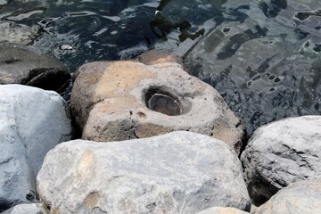 Grandes piedras en las costas 