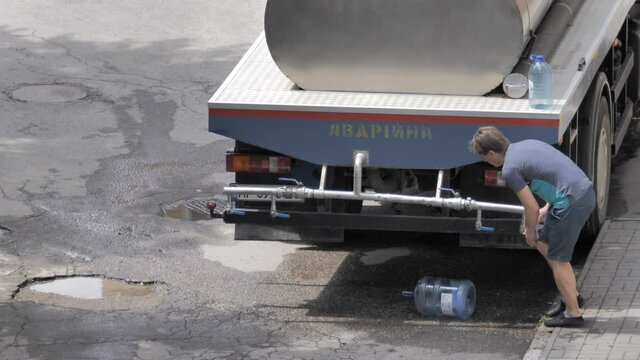 Officials Distributed Water As The City Faces Water Shortage. Translation on the back of the truck text "Emergency"