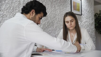 Obraz premium Business people meeting at the modern office