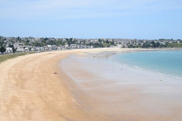 Fototapeta na wymiar Grande plage de Saint-Cast le Guildo en Bretagne