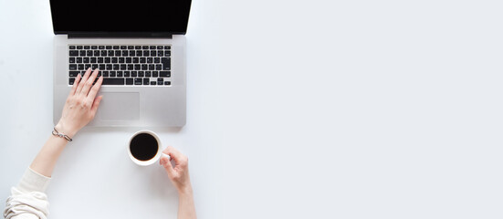 ノートパソコン ラップトップパソコンと女性の手