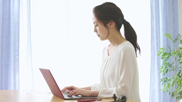 女性・パソコン