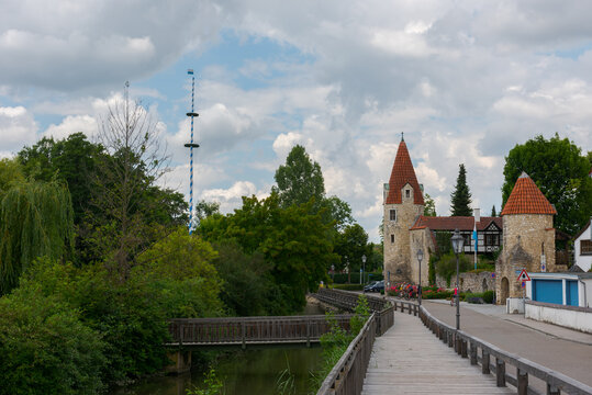 Abensberg in Niederbayern, Maderturm und Stadtmauer, blauer Himmel im Sommer