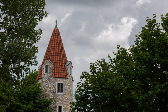 Abensberg in Niederbayern, Maderturm und Stadtmauer, blauer Himmel im Sommer