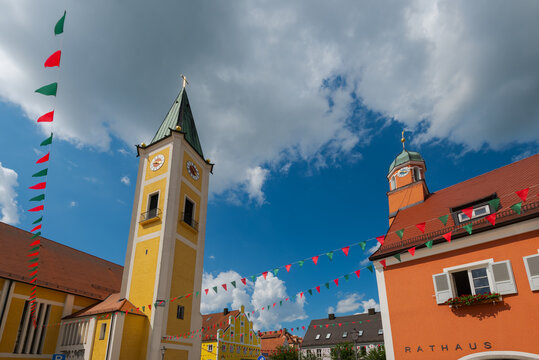 Mainburg in Niederbayern, Marktplatz mit Rathaus bei Kaiserwetter im Sommer, geschmückt mit Wimpelketten