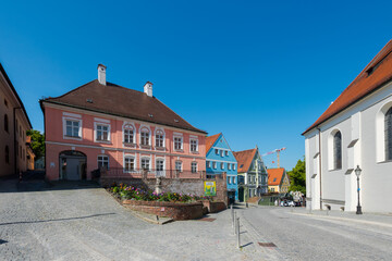 Stadt Dachau in Oberbayern, Rathaus im Ortskern bei blauem Himmel