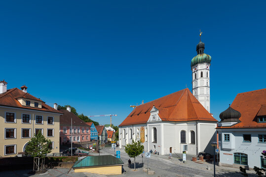 Stadt Dachau in Oberbayern, Rathaus im Ortskern bei blauem Himmel