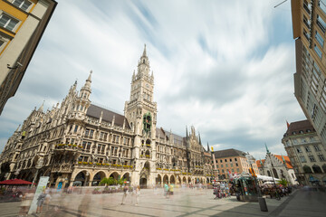 Das Neue Rathaus am Marienplatz in München am Tag mit verwischten, unscharfen Menschen in Bewegung, Langzeitbelichtung