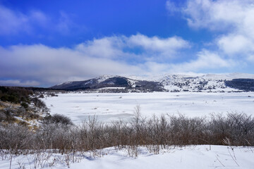 Fototapeta na wymiar 【冬イメージ】雪に覆われた湿原