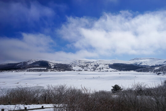 【冬イメージ】雪に覆われた湿原 © travel