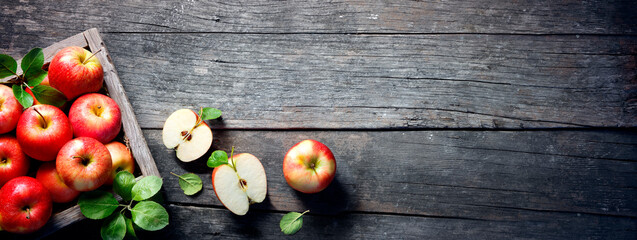 Obraz na płótnie Canvas Ripe Apples In Wooden Box On The Vintage Table 
